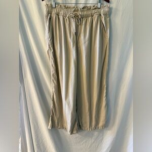 LOFT Women’s  Cream cropped wide leg pant size L
